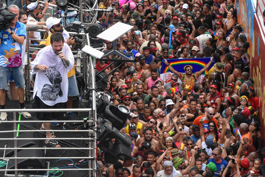 Imagem de Saulo Fernandes leva multidão ao delírio e arrasta pipoca no Campo Grande