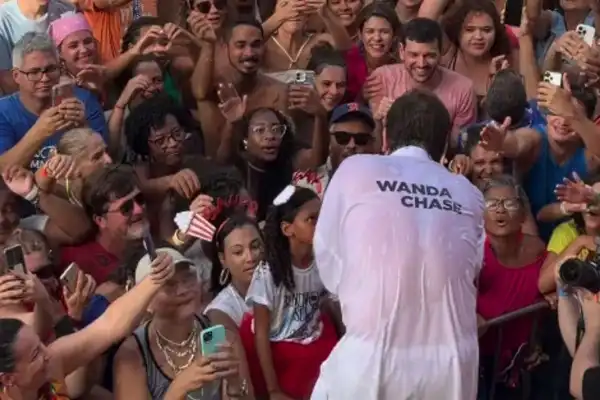 Imagem de Saulo anima pipoca em Ondina no mirante do Camarote Salvador