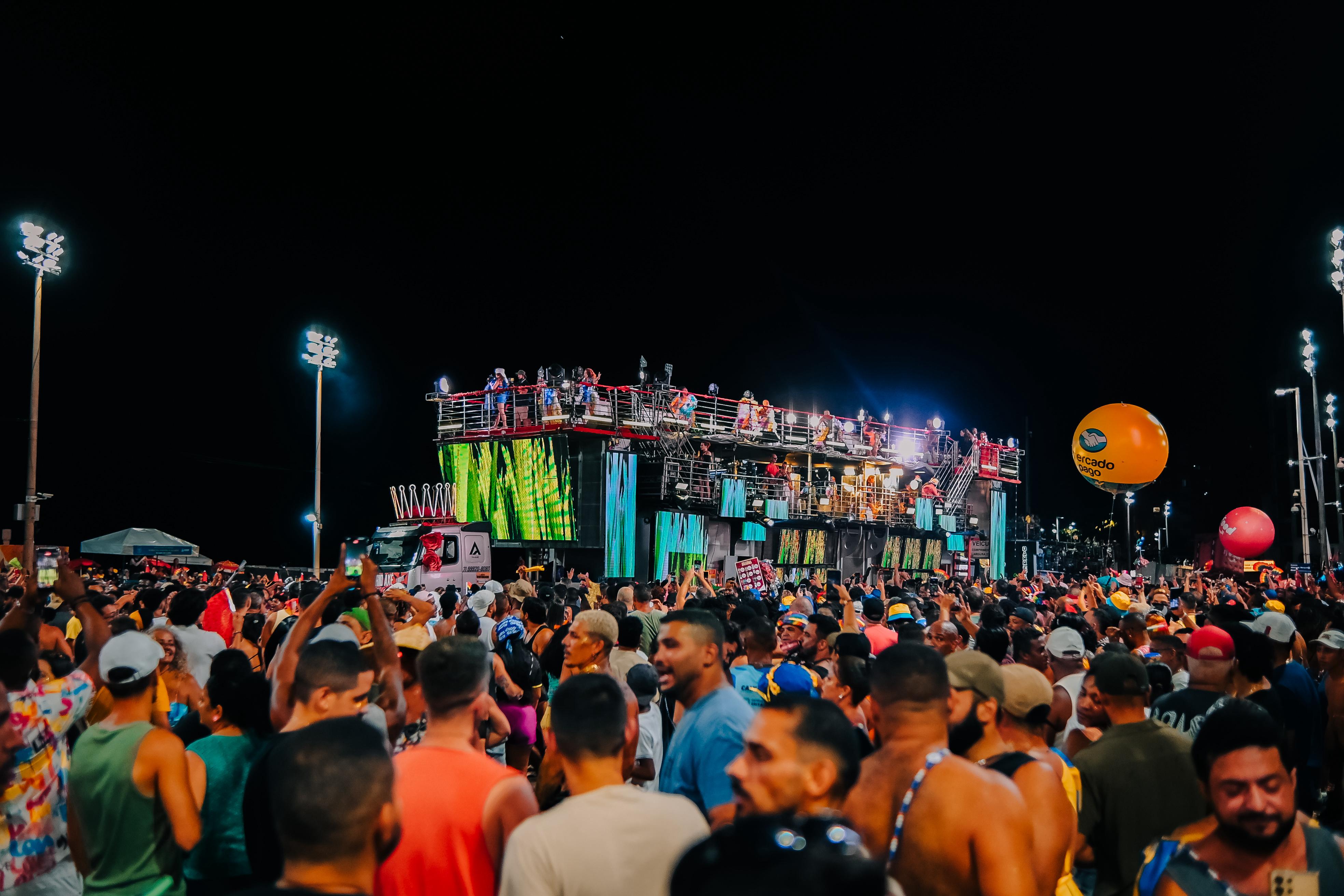 Imagem de Em meio à polêmica sobre a ordem do desfile, trio do Psirico ultrapassa Daniela Mercury, mas quebra no percurso