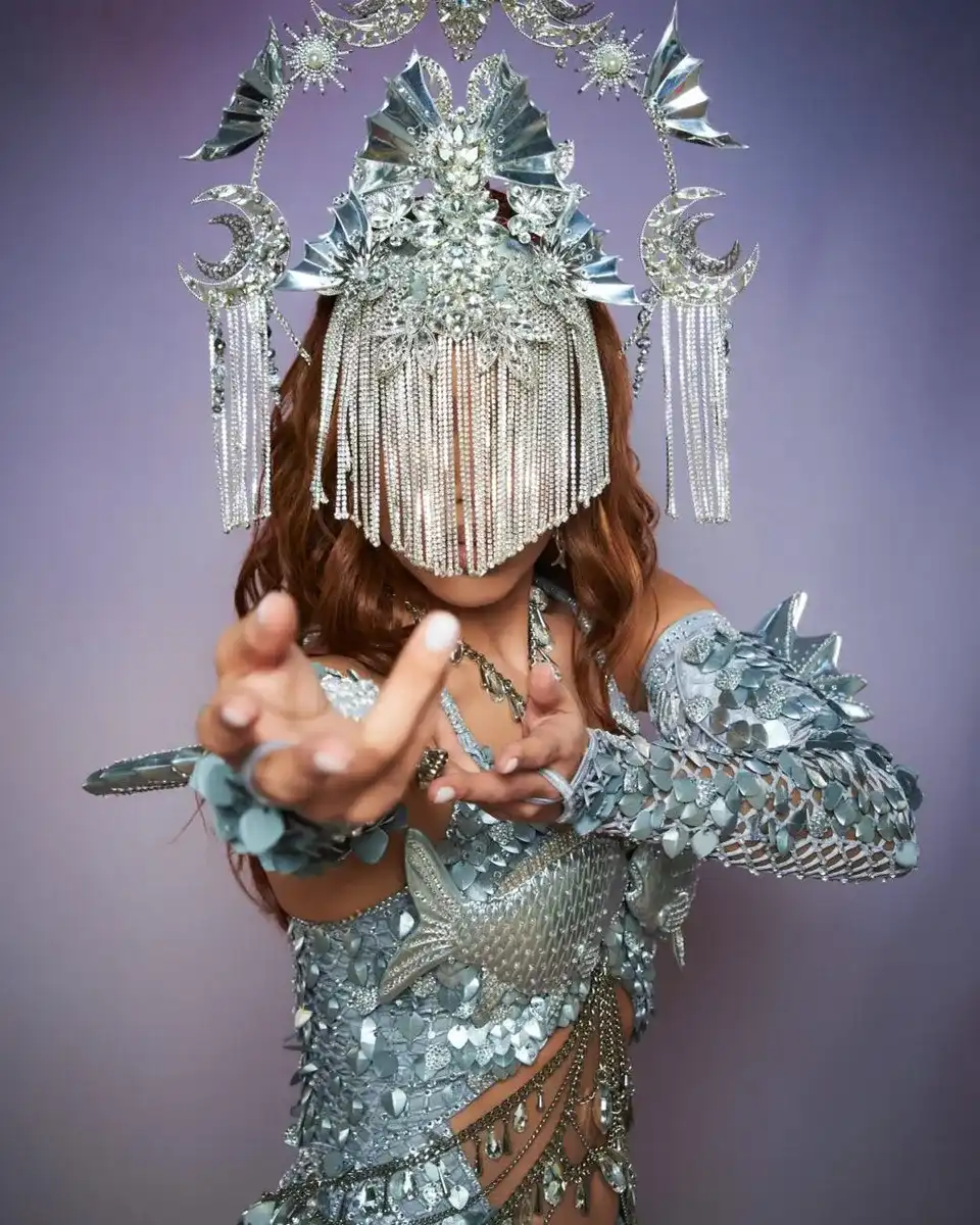 Imagem de Anitta aposta em look homenageando o signo de Peixes para agitar circuito Dodô nesta sexta (13)