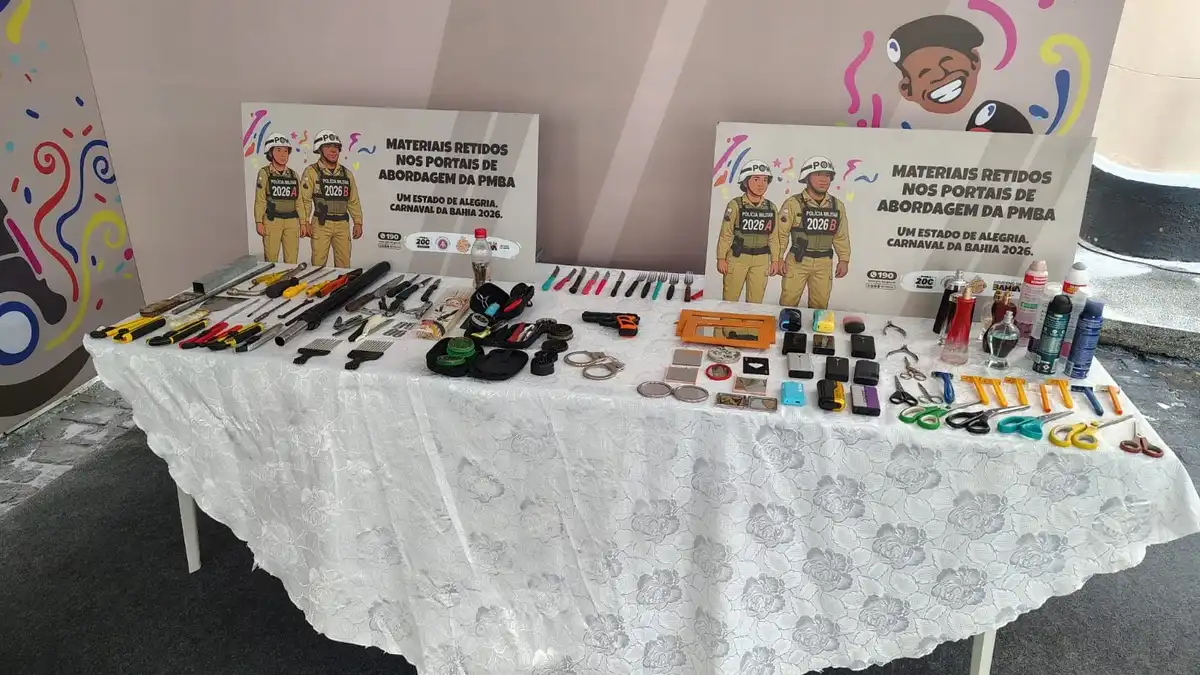 Imagem de Polícia Militar apreende vapes, facas e outros objetos proibidos durante revistas no Carnaval de Salvador
