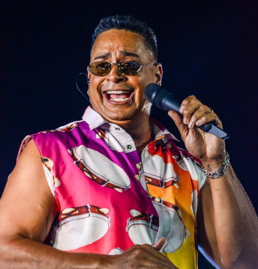 Imagem de Xanddy presta homenagem a Preta Gil em frente ao camarote da família