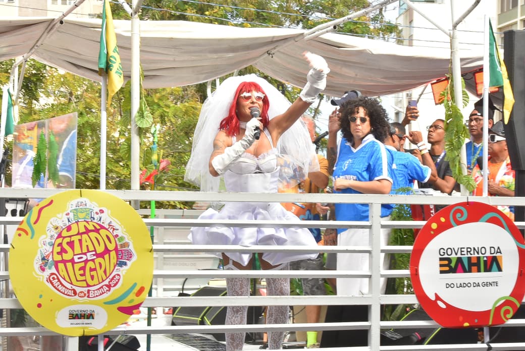 Imagem de Cantora Alinne Rosa homenageia Rita Lee em trio elétrico; Veja fotos