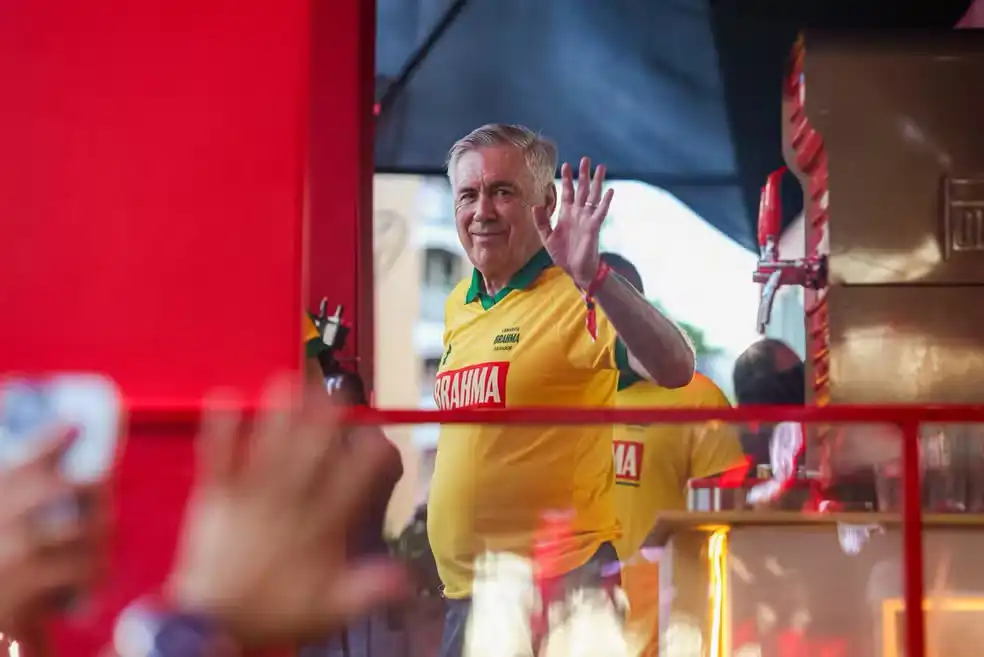 Imagem de Ancelotti curte Carnaval em Salvador e ouve pedido de hexa de Bell Marques e Léo Santana
