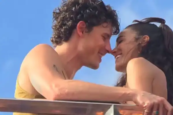 Imagem de Bruna Marquezine e Shawn Mendes protagonizam cenas românticas em cima do trio de Ivete Sangalo
