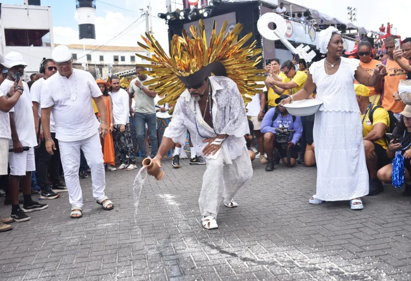Imagem de Carlinhos Brown abre Arrastão com ritual do Padê e discurso contra a violência