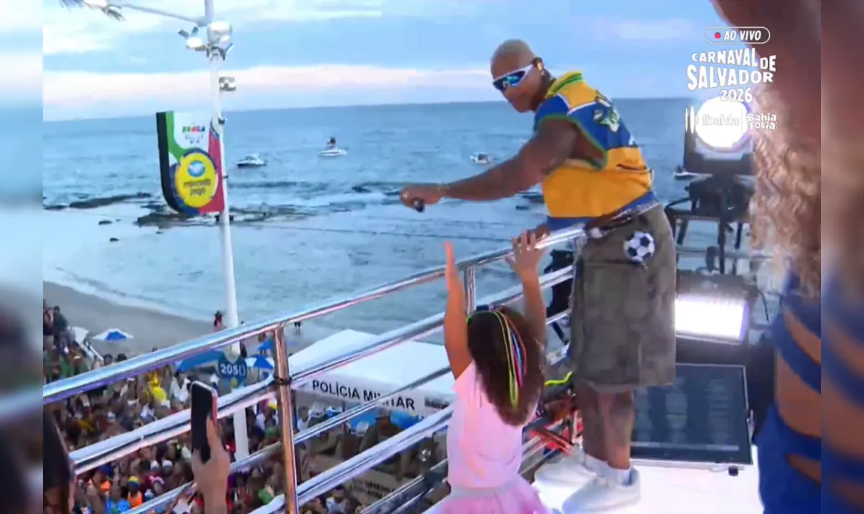 Imagem de Liz rouba a cena ao dançar hit do pai Léo Santana e leva foliões ao delírio no trio