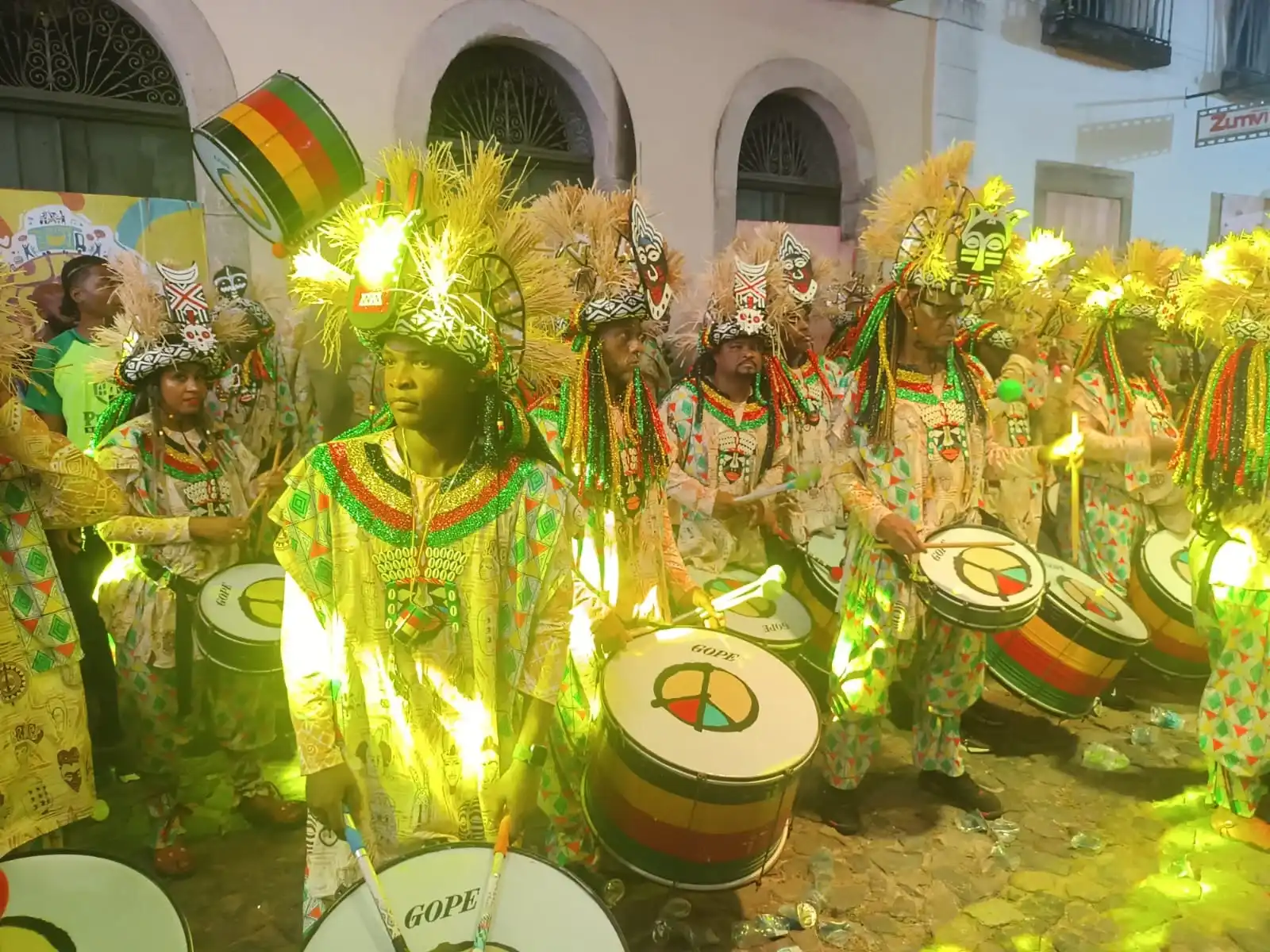 Imagem de Caetano Veloso e João Gomes marcam presença no desfile do Olodum nesta sexta-feira (13)
