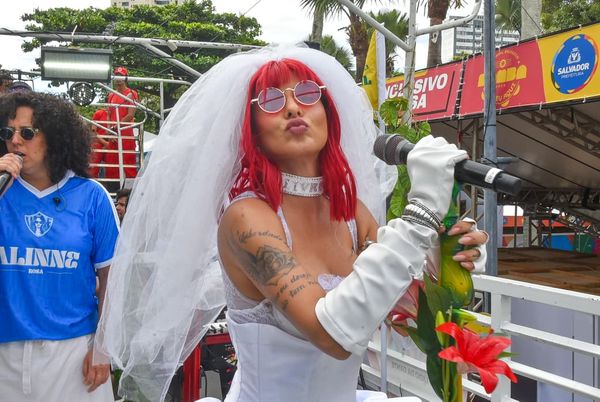Cantora Alinne Rosa Homenageia Rita Lee Em Trio Eletrico   Sandro Honorato (9)