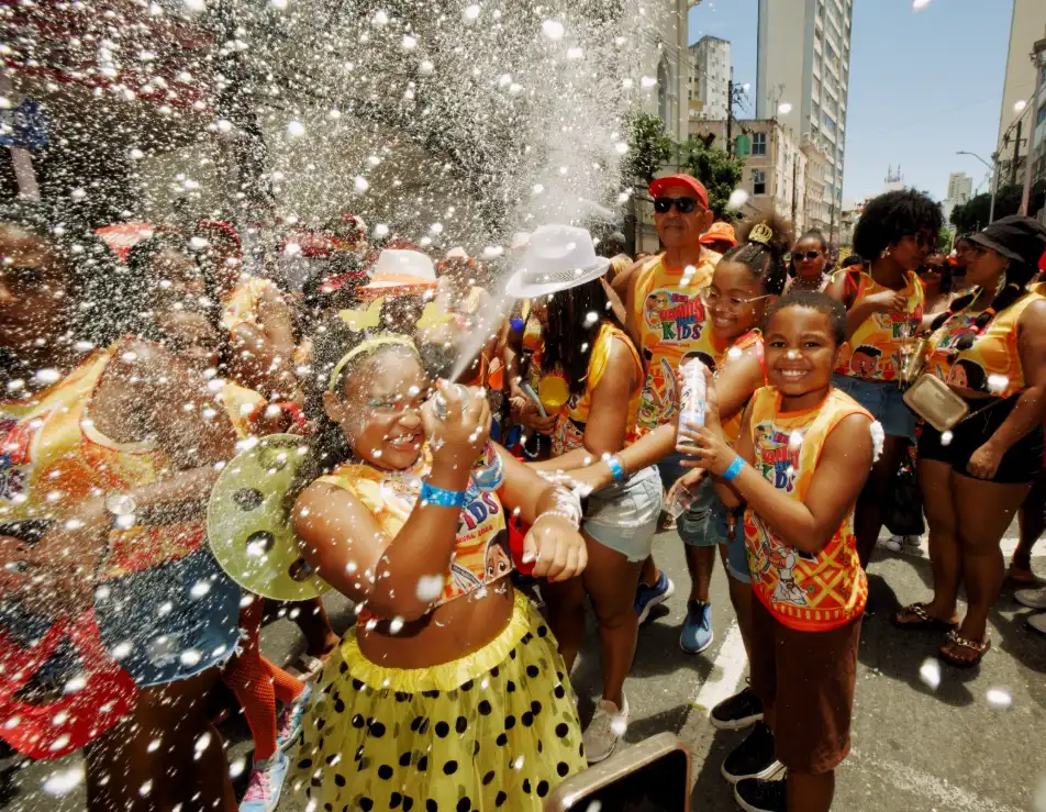 Imagem de Bloco infantil Vamos Nessa Kids reúne famílias no circuito Osmar com apoio do Ouro Negro