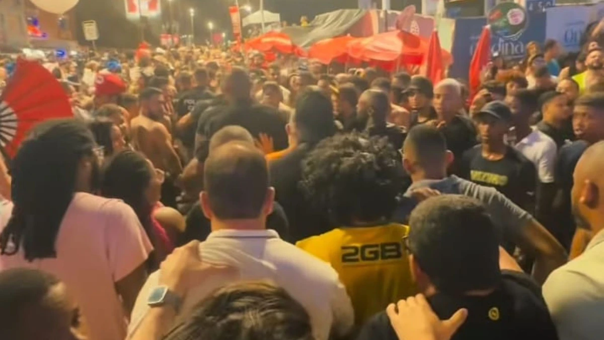 Imagem de De peruca e camisa amarela, Wesley Safadão curte pipoca na Barra-Ondina