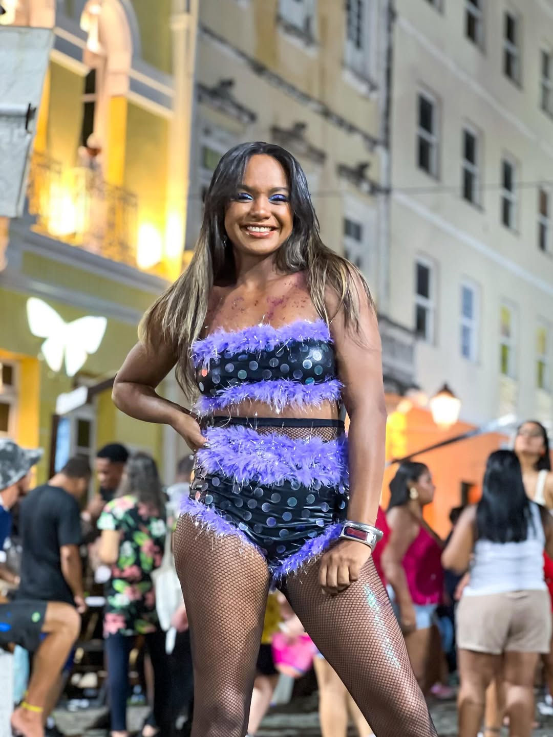 Imagem de Cantora viraliza ao cantar no meio da pipoca em Salvador