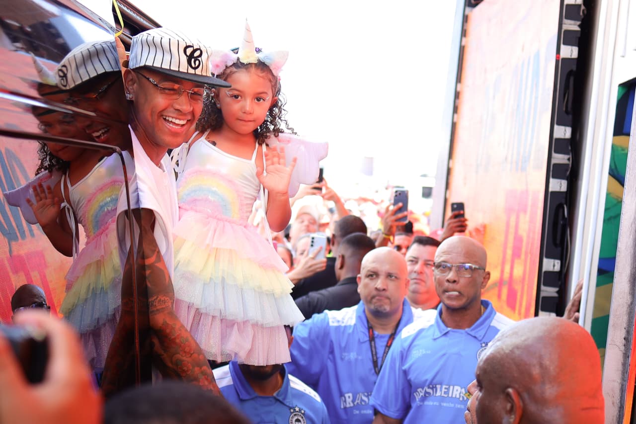 Imagem de Filha de Léo Santana chega ao circuito Barra-Ondina no 1º Carnaval