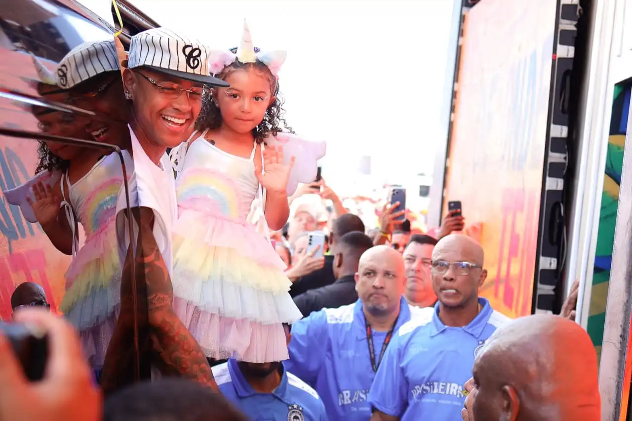 Imagem de Filha de Léo Santana chega ao circuito Barra-Ondina no 1º Carnaval
