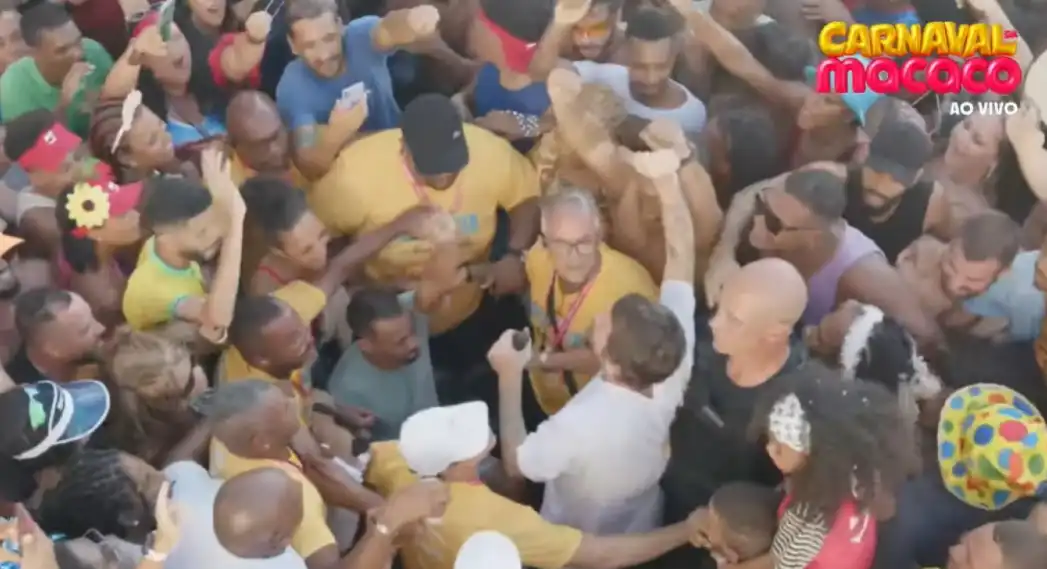 Imagem de Pipoca de Saulo: cantor desce do trio e canta no meio da multidão no Campo Grande