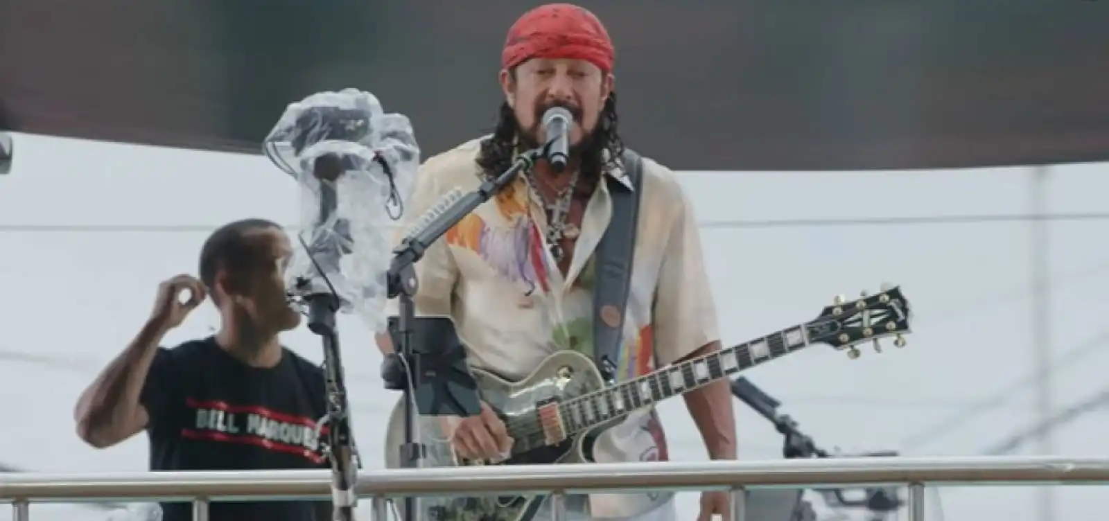 Imagem de Após isopor de ambulante ser danificado Bell Marques compra toda mercadoria