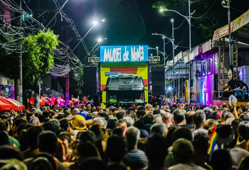 Imagem de MUDEIdeNOME encerra Carnaval 2026 com pipoca lotada no Circuito Osmar