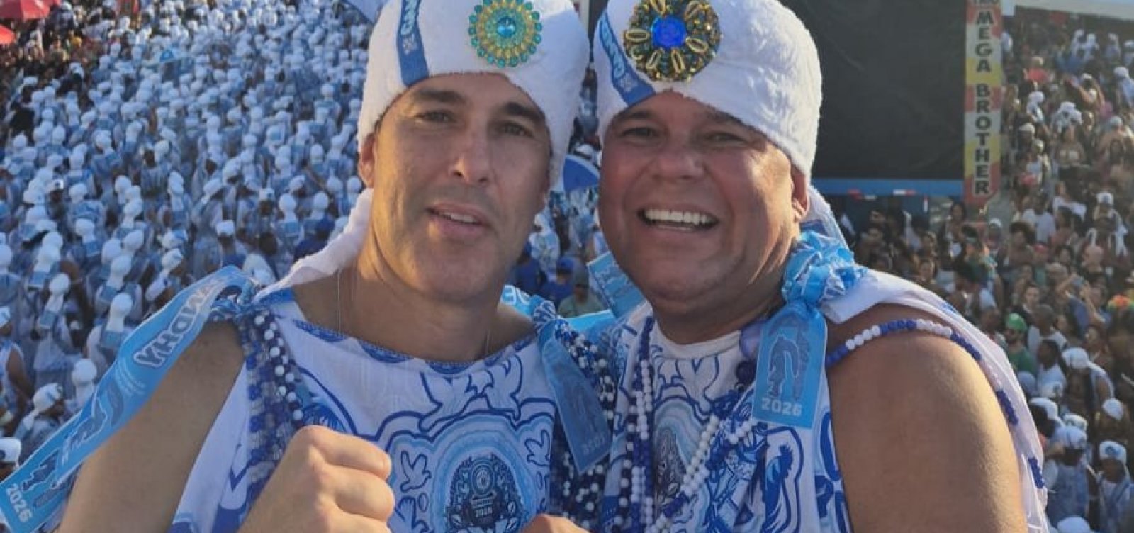Imagem de Geraldinho acompanha desfile do Filhos de Gandhy ao lado de Werner em Salvador
